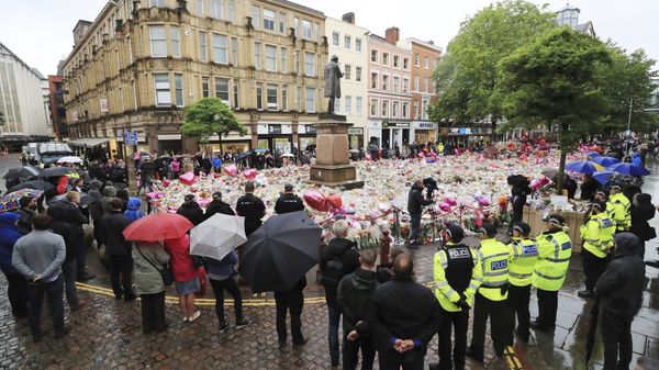 People observing a minute's silence in St Ann's Square, Manchester, England, in honor of the London Bridge terror attack victims, Tuesday June 6, 2017.  - Sputnik International