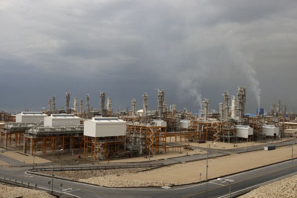 an aerial view shows the third gas refinery of South Pars gas field in Assalouyeh, Iran on the northern coast of the Persian Gulf (File) an aerial view shows the third gas refinery of South Pars gas field in Assalouyeh, Iran on the northern coast of the Persian Gulf (File) - Sputnik International