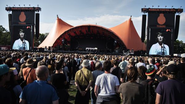 The orchestra of Syrian Musicians and Damon Albarn perform at the Orange stage at the Roskilde festival on June 29, 2016 The orchestra of Syrian Musicians and Damon Albarn perform at the Orange stage at the Roskilde festival on June 29, 2016 - Sputnik International