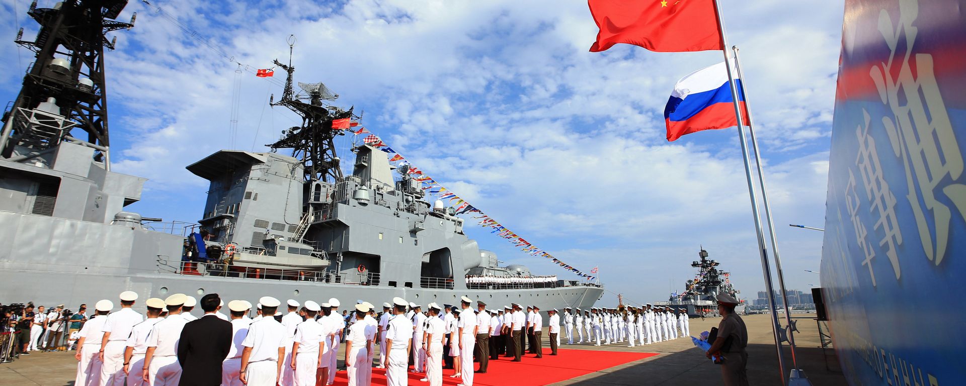 In this photo released by China's Xinhua News Agency, officers and soldiers of China's People's Liberation Army (PLA) Navy hold a welcome ceremony as a Russian naval ship arrives in port in Zhanjiang in southern China's Guangdong Province, Monday, Sept. 12, 2016 In this photo released by China's Xinhua News Agency, officers and soldiers of China's People's Liberation Army (PLA) Navy hold a welcome ceremony as a Russian naval ship arrives in port in Zhanjiang in southern China's Guangdong Province, Monday, Sept. 12, 2016 - Sputnik International, 1920, 23.12.2021