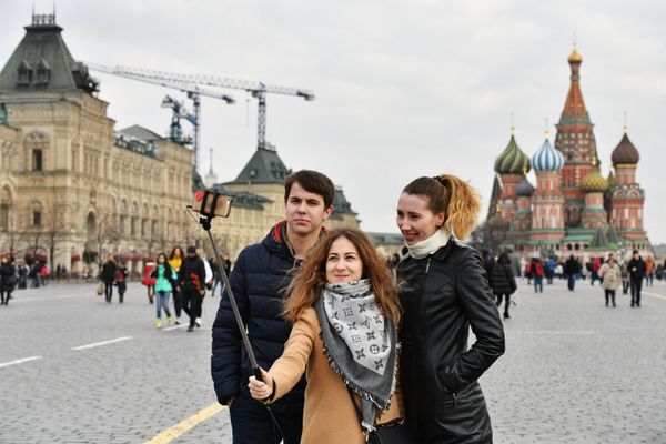 People doing selfie in Red Square, Moscow - Sputnik International