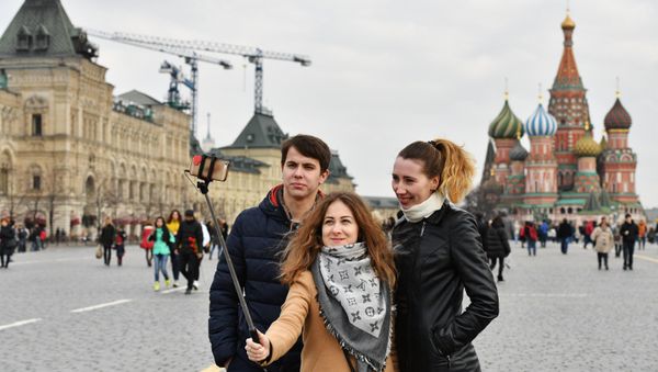 People doing selfie in Red Square, Moscow People doing selfie in Red Square, Moscow - Sputnik International