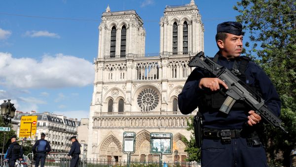 French police and gendarmes stand at the scene of a shooting incident near the Notre Dame Cathedral in Paris, France, June 6, 2017 French police and gendarmes stand at the scene of a shooting incident near the Notre Dame Cathedral in Paris, France, June 6, 2017 - Sputnik International
