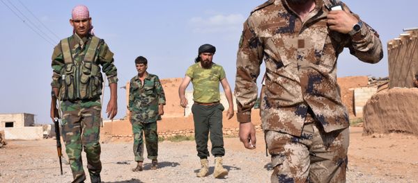 Syrian pro-government forces walk in the northern Syrian town of Maskanah after they took control of the town from Islamic State (IS) group jihadists on June 5, 2017 - Sputnik International