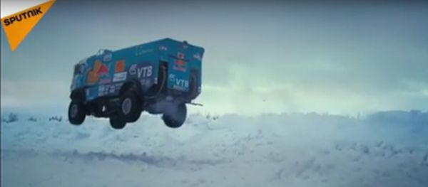 KAMAZ Truck Driver Pulls Off a 30 Meter Jump - Sputnik International