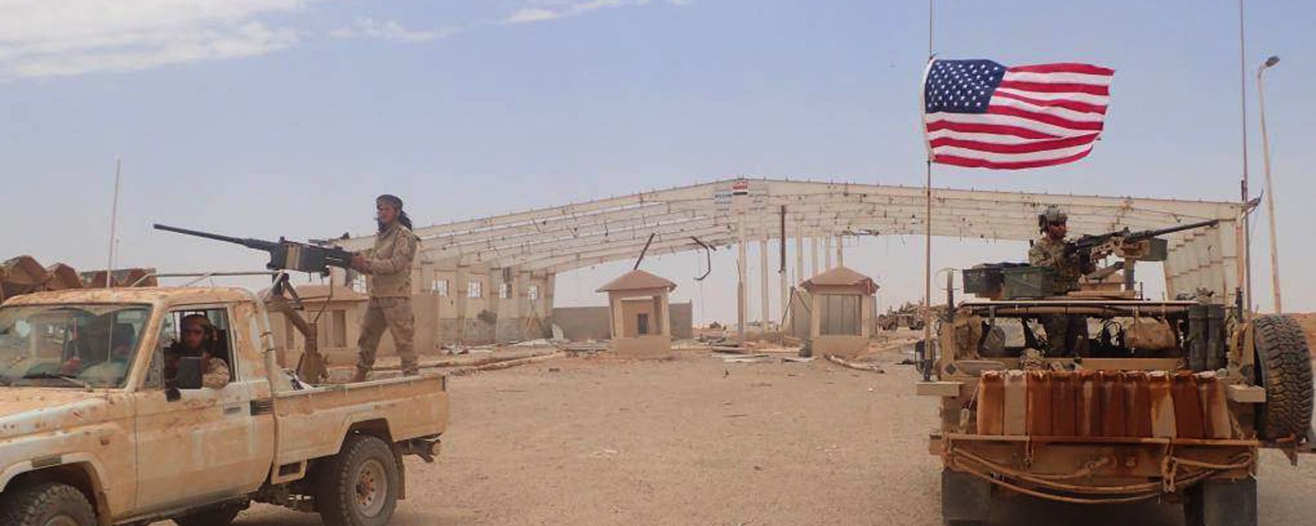 In this photo taken on Tuesday May 23, 2017, provided by the Syrian anti-government activist group, the Hammurabi's Justice News, which has been authenticated based on its contents and other AP reporting, shows a U.S.-backed anti-government Syrian fighter form Maghaweer al-Thawra stands on a vehicle with heavy automatic machine gun, left, next of an American soldier who also stands on his armored vehicle, right, as they take their position at the Syrian-Iraqi crossing border point of Tanf, south Syria - Sputnik International, 1920, 04.03.2022