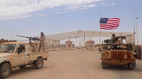 In this photo taken on Tuesday May 23, 2017, provided by the Syrian anti-government activist group, the Hammurabi's Justice News, which has been authenticated based on its contents and other AP reporting, shows a U.S.-backed anti-government Syrian fighter form Maghaweer al-Thawra stands on a vehicle with heavy automatic machine gun, left, next of an American soldier who also stands on his armored vehicle, right, as they take their position at the Syrian-Iraqi crossing border point of Tanf, south Syria - Sputnik International