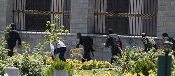 Members of Iranian forces run during an attack on the Iranian parliament in central Tehran, Iran, June 7, 2017 Members of Iranian forces run during an attack on the Iranian parliament in central Tehran, Iran, June 7, 2017 - Sputnik International