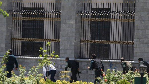 Members of Iranian forces run during an attack on the Iranian parliament in central Tehran, Iran, June 7, 2017 Members of Iranian forces run during an attack on the Iranian parliament in central Tehran, Iran, June 7, 2017 - Sputnik International