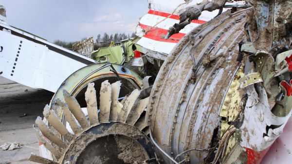 Polish President Lech Kaczynski's Tu-154 aircraft debris at Smolensk airfield's secured area - Sputnik International