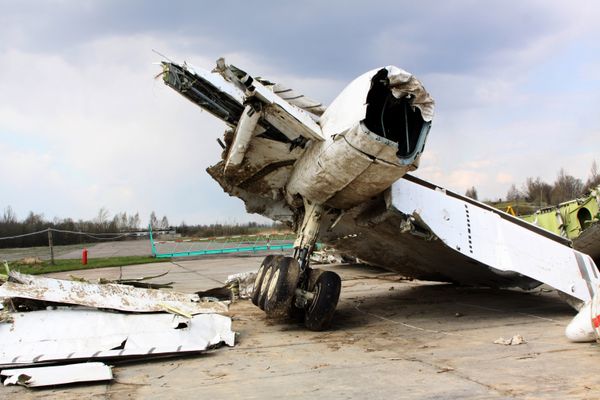 Polish President Lech Kaczynski's Tu-154 aircraft debris at Smolensk airfield's secured area - Sputnik International
