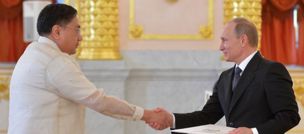 May 28, 2015. Russian President Vladimir Putin (right) and Ambassador Extraordinary and Plenipotentiary of the Republic of the Phillipines to the Russian Federation Carlos Sorreta are in the Alexander Hall of the Grand Kremlin Palace during the ceremony of presenting credentials by new ambassadors of some foreign countries. May 28, 2015. Russian President Vladimir Putin (right) and Ambassador Extraordinary and Plenipotentiary of the Republic of the Phillipines to the Russian Federation Carlos Sorreta are in the Alexander Hall of the Grand Kremlin Palace during the ceremony of presenting credentials by new ambassadors of some foreign countries. - Sputnik International