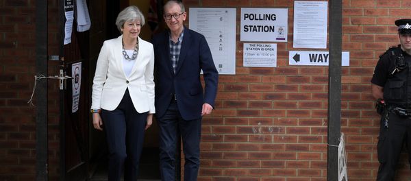 PM Theresa May arrives with her husband Philip to vote in Sonning, Britain June 8, 2017. PM Theresa May arrives with her husband Philip to vote in Sonning, Britain June 8, 2017. - Sputnik International