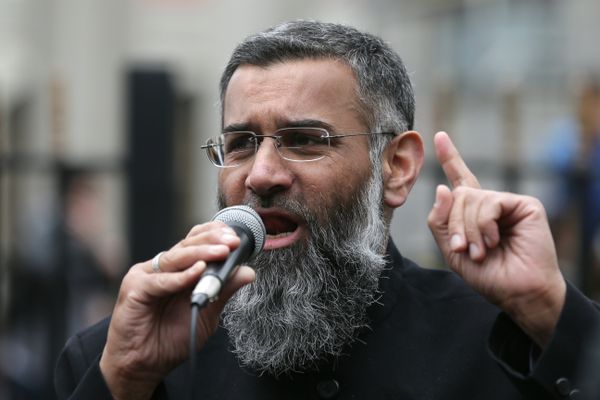 Anjem Choudary, right, a British Muslim social and political activist and spokesman for Islamist group, Islam4UK, speaks following prayers at the Central London Mosque in Regent's Park, London, Friday, April 3, 2015.  - Sputnik International
