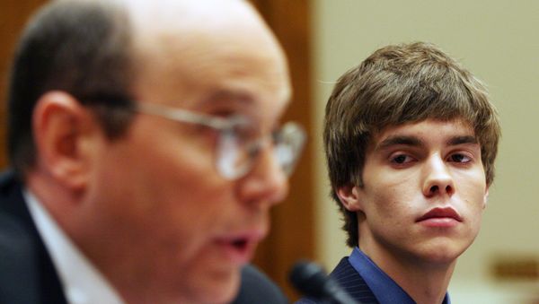 Justin Berry, right, listens New york Times journalist Kurt Eichenwald testify before the House Energy and Commerce Conmittee regarding sexual exploitation of children over the Internet in Washington Tuesday, April 4, 2006. - Sputnik International