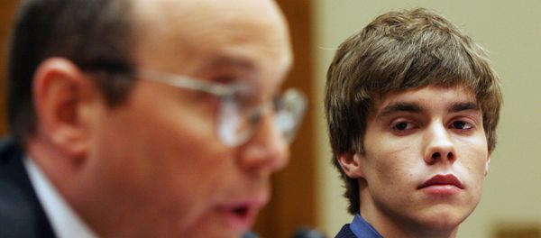 Justin Berry, right, listens New york Times journalist Kurt Eichenwald testify before the House Energy and Commerce Conmittee regarding sexual exploitation of children over the Internet in Washington Tuesday, April 4, 2006. Justin Berry, right, listens New york Times journalist Kurt Eichenwald testify before the House Energy and Commerce Conmittee regarding sexual exploitation of children over the Internet in Washington Tuesday, April 4, 2006. - Sputnik International