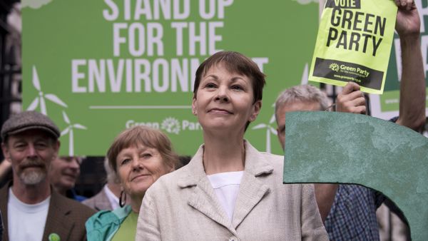 Green Party co-leader Caroline Lucas poses for a photograph with a green question mark outside the entrance to Downing Street in central London on May 30, 2017 - Sputnik International