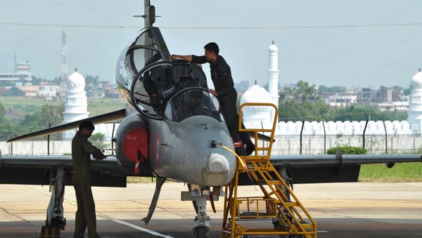 Indian Air Force ground crew work on a BAE Systems Hawk Mk 132 advanced jet trainer aircraft at the Bidar Air Force Station in Karnataka state. (File) - Sputnik International