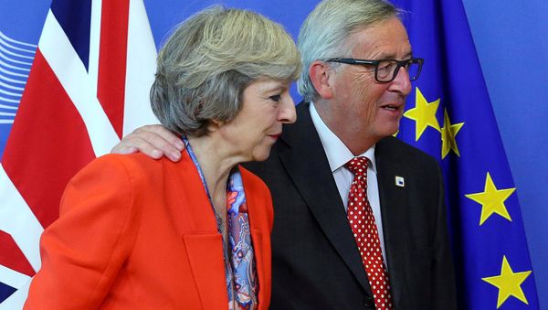 British Prime Minister Theresa May (L) is welcomed by European Commission President Jean-Claude Juncker at the EC headquarters in Brussels, Belgium October 21, 2016. - Sputnik International