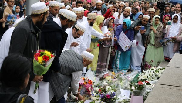 People lay flowers after a vigil to remember the victims of the attack on London Bridge and Borough Market, at Potters Field Park, in central London, Britain, June 5, 2017. - Sputnik International