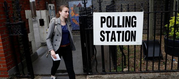 A voter arrives at a polling station in London, Britain June 8, 2017. - Sputnik International
