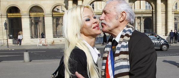 Isabelle Laeng, known as Cindy Lee, left, of the Pleasure Party campaigning for France's upcoming presidential election, kisses Roger Lagache, right, French Major of a northern village of Tollent, in front of the France's Conseil d'Etat in Paris, France. (File) - Sputnik International