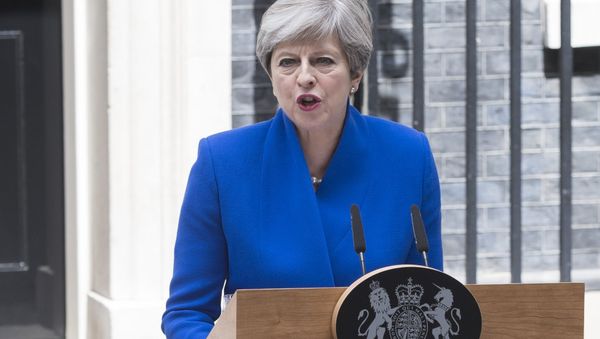 UK Prime Minister Theresa May makes a statement after meeting with the Queen. Theresa May received a permission from the Queen to form a new cabinet of ministers - Sputnik International