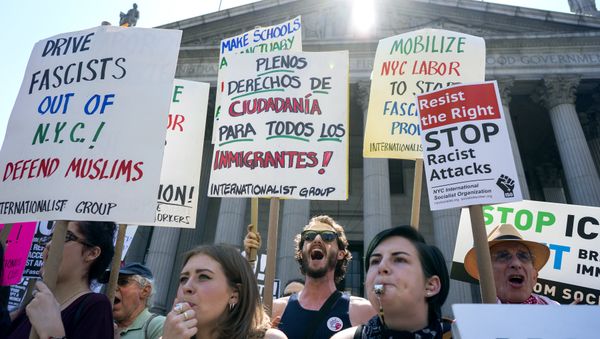 Counter demonstrators opposing a group who gathered nearby to protest against Islamic-law yell out Saturday, June 10, 2017, in New York. - Sputnik International