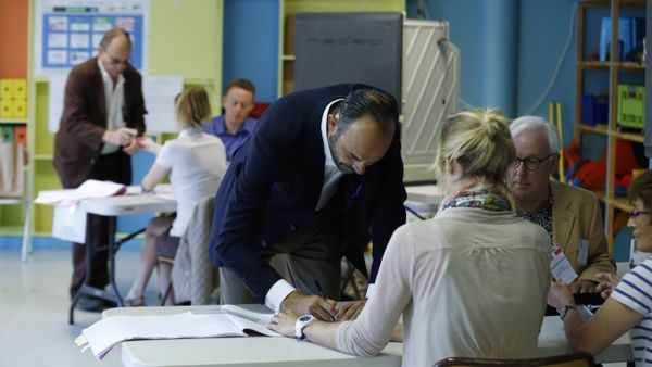 French Prime Minister Edouard Philippe prepares to cast his ballot at a polling station during the first round of legislative elections on June 11, 2017 in Le Havre, northern France. French Prime Minister Edouard Philippe prepares to cast his ballot at a polling station during the first round of legislative elections on June 11, 2017 in Le Havre, northern France. - Sputnik International