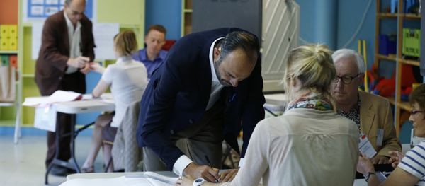 French Prime Minister Edouard Philippe prepares to cast his ballot at a polling station during the first round of legislative elections on June 11, 2017 in Le Havre, northern France. - Sputnik International