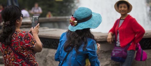 Chinese tourists make photos at a fountain just off Red Square in Moscow, Russia - Sputnik International