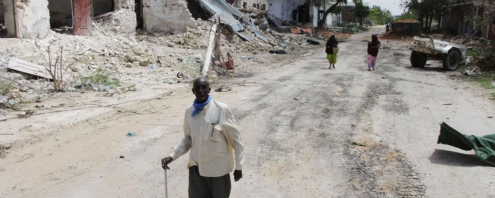 Civilians walk along a street in Mogadishu, Somalia. (File) Civilians walk along a street in Mogadishu, Somalia. (File) - Sputnik International, 1920, 11.08.2022
