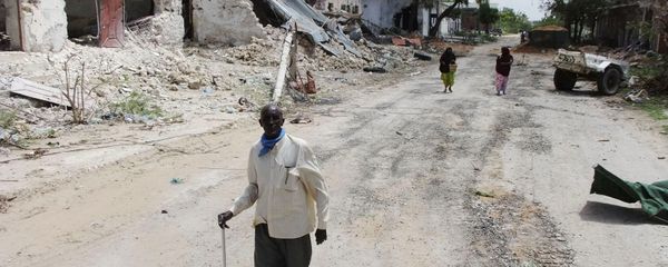 Civilians walk along a street in Mogadishu, Somalia. (File) - Sputnik International
