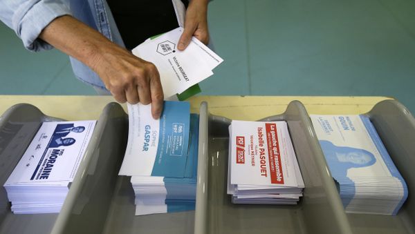 Voter picks up ballots at a polling station before voting for the first round of parliamentary elections in Marseille, southern France, Sunday, June 11, 2017 Voter picks up ballots at a polling station before voting for the first round of parliamentary elections in Marseille, southern France, Sunday, June 11, 2017 - Sputnik International