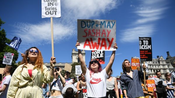 Anti-Conservative Party and anti-Democratic Unionist Party (DUP) demonstrators gather with placards in Parliament Square in front of the Houses of Parliament in central London on June 10, 2017 - Sputnik International