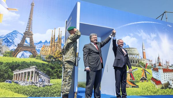 Ukrainian President Petro Poroshenko and Slovak President Andrej Kiska attend a ceremony dedicated to a visa-free regime with European Union (EU) which comes into force for Ukraine, in the town of Uzhgorod, Ukraine, June 11, 2017 - Sputnik International