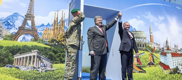 Ukrainian President Petro Poroshenko and Slovak President Andrej Kiska attend a ceremony dedicated to a visa-free regime with European Union (EU) which comes into force for Ukraine, in the town of Uzhgorod, Ukraine, June 11, 2017 Ukrainian President Petro Poroshenko and Slovak President Andrej Kiska attend a ceremony dedicated to a visa-free regime with European Union (EU) which comes into force for Ukraine, in the town of Uzhgorod, Ukraine, June 11, 2017 - Sputnik International