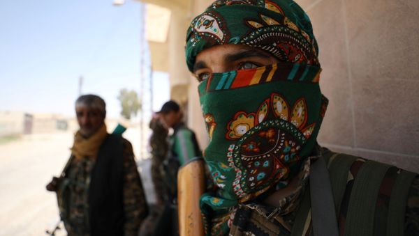 Syrian Democratic Forces (SDF) fighters carry their weapons in Raqqa's western neighbourhood of Jazra, Syria June 11, 2017. - Sputnik International