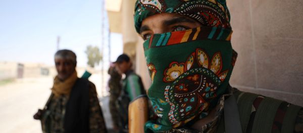 Syrian Democratic Forces (SDF) fighters carry their weapons in Raqqa's western neighbourhood of Jazra, Syria June 11, 2017. - Sputnik International