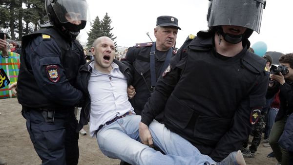 Police detain a protester during anti corruption rally in St.Petersburg, Russia, Monday, June 12, 2017 Police detain a protester during anti corruption rally in St.Petersburg, Russia, Monday, June 12, 2017 - Sputnik International