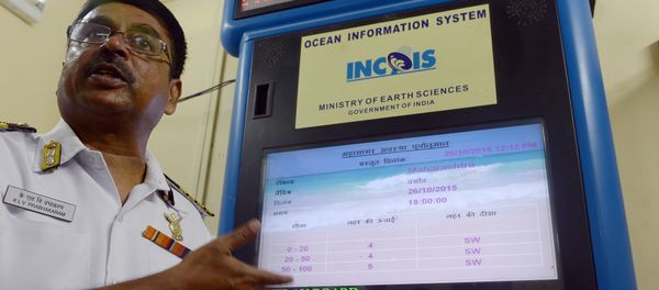 An Indian Navy officer explains the Tsunami Early Warning System Siren as it is tested at the Meteorology Office of the Western Naval Command in Mumbai on October 26, 2015 An Indian Navy officer explains the Tsunami Early Warning System Siren as it is tested at the Meteorology Office of the Western Naval Command in Mumbai on October 26, 2015 - Sputnik International