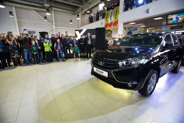 The Lada Center South-West car dealership in St. Petersburg begins sales of the Lada Xray compact crossover - Sputnik International