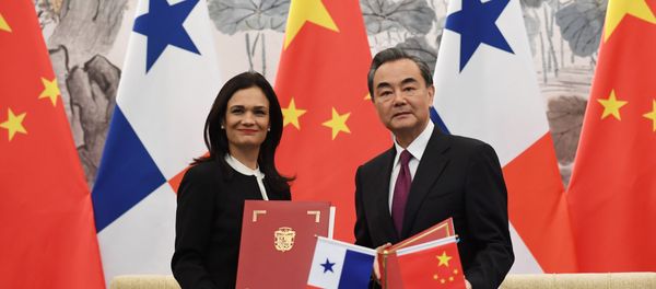 Panama's Vice President and Foreign Minister Isabel de Saint Malo (L) and Chinese Foreign Minister Wang Yi pose with their documents after signing a joint communique on establishing diplomatic relations, in Beijing, China on June 13, 2017 - Sputnik International
