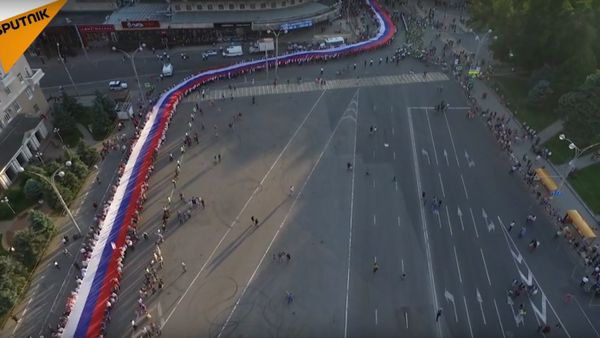 A 300-Meter-Long Russian Flag Paraded On Russia Day - Sputnik International