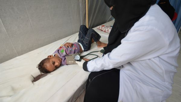 A nurse attends to a boy infected with cholera at a hospital in the Red Sea port city of Hodeidah, Yemen May 14, 2017 - Sputnik International