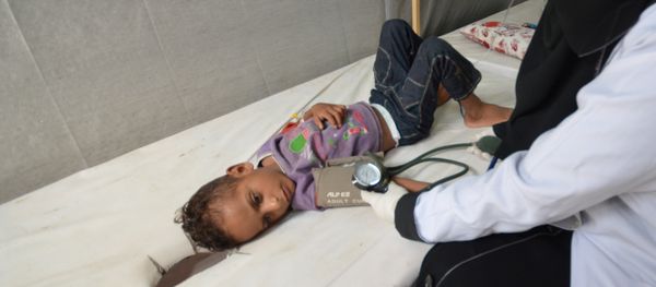 A nurse attends to a boy infected with cholera at a hospital in the Red Sea port city of Hodeidah, Yemen May 14, 2017 - Sputnik International