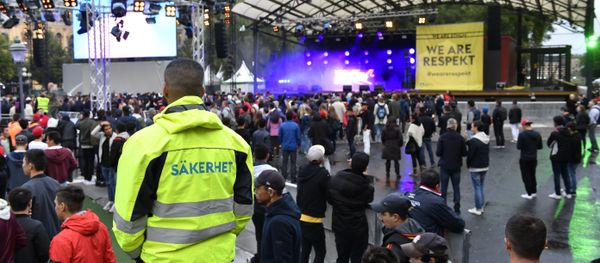 A security officer stand guards the festival We are Stockholm in central Stockholm on August 18, 2016 - Sputnik International