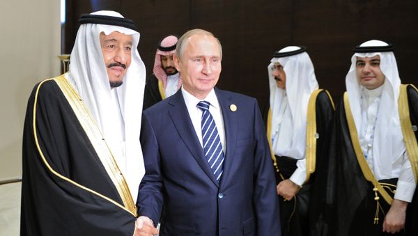 Vladimir Putin, President of the Russian Federation, with Salman bin Abdulaziz Al Saud, King of Saudi Arabia and Chairman of the Saudi Council of Ministers, during a meeting on the sidelines of the Group of 20 summit in Antalya, Turkey (File) - Sputnik International