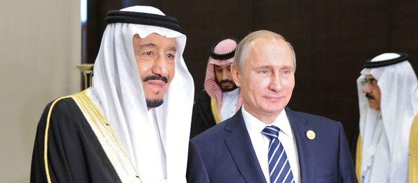 Vladimir Putin, President of the Russian Federation, with Salman bin Abdulaziz Al Saud, King of Saudi Arabia and Chairman of the Saudi Council of Ministers, during a meeting on the sidelines of the Group of 20 summit in Antalya, Turkey (File) - Sputnik International