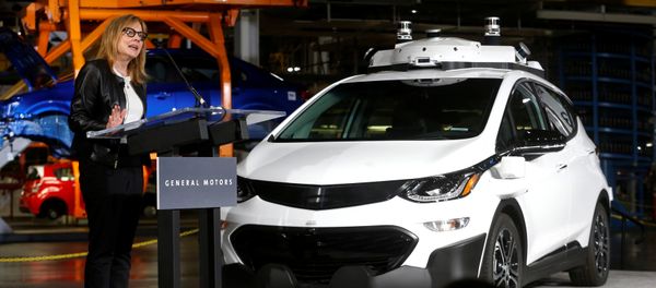 General Motors Chairman & CEO Mary Barra updates auto workers and the media on autonomous vehicles development and the Chevrolet Bolt EV at GM's Orion Assembly plant in Orion, Michigan, U.S., June13, 2017 - Sputnik International